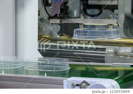 The food container box production process by plastic injection mold machine. The food container box production process by plastic injection mold machine. 122031604
