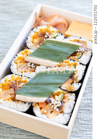 おいしい海苔巻きの折詰弁当 おいしい海苔巻きの折詰弁当 122031702