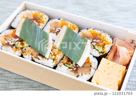 おいしい海苔巻きの折詰弁当 122031703