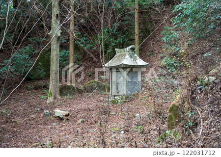 山の中にある神社 122031712