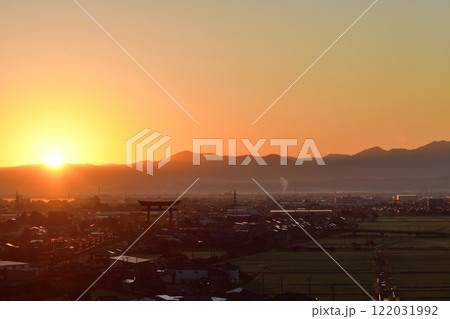 朝の弥彦大鳥居（新潟県） 122031992