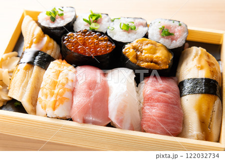 おいしい握り鮨の折り詰め 122032734