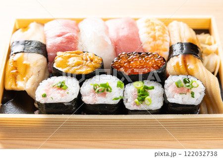 おいしい握り鮨の折り詰め 122032738