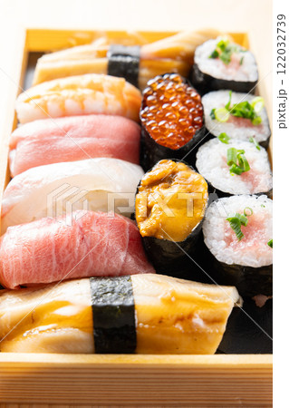 おいしい握り鮨の折り詰め 122032739