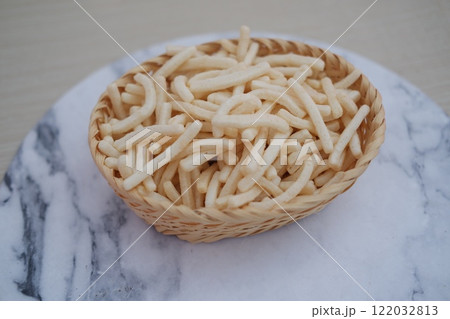 delicious onion flavored snack in rattan basket 122032813