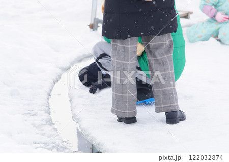 アイスカルーセル（氷のメリーゴーラウンド）を楽しむ人々 122032874