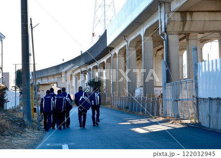 高架横の道路をゆく登下校の男子生徒たち 高架横の道路をゆく登下校の男子生徒たち 122032945