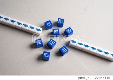 Discussion of terms and parameters before concluding a deal. Preliminary discussions and agreements before the official announcement. Sign the contract. Come to a consensus. 122033116