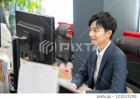 オフィスで働く男性 122033200