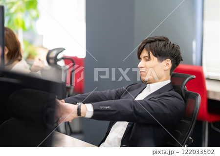 オフィスワーク イメージ パソコンの前でストレッチをする男性 オフィスワーク イメージ パソコンの前でストレッチをする男性 122033502