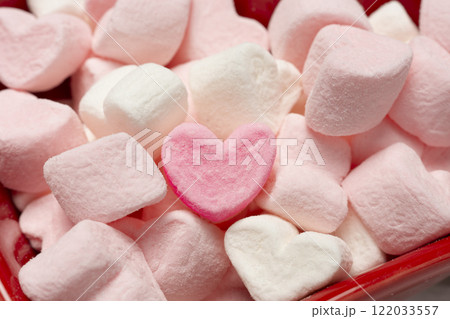 赤い容器に入ったハート型のマシュマロを近接撮影 赤い容器に入ったハート型のマシュマロを近接撮影 122033557