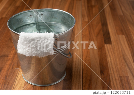 ミニチュアのブリキ製のバケツと雑巾 122033711