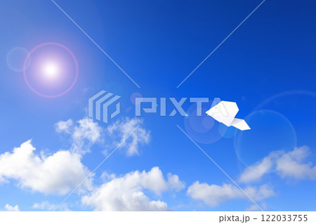 大空を飛ぶ紙飛行機 大空を飛ぶ紙飛行機 122033755