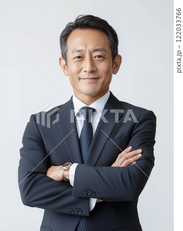 ビジネスマン。自信のある表情で腕組みをするスーツ姿のシニア男性 122033766