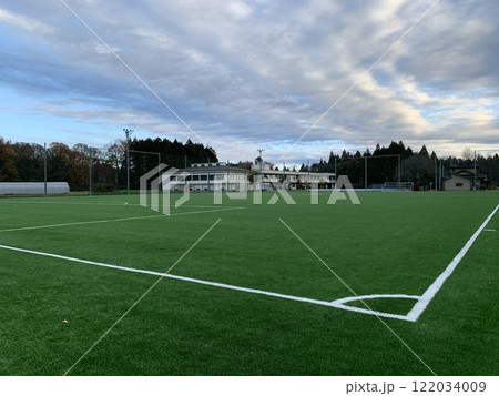 誰もいない朝のサッカーグラウンド 122034009