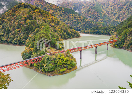 川根本町の秋の奥大井湖上駅の奥大井レインボーブリッジの風景(静岡県) 122034380