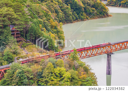 川根本町の秋の奥大井湖上駅の奥大井レインボーブリッジの風景(静岡県) 川根本町の秋の奥大井湖上駅の奥大井レインボーブリッジの風景(静岡県) 122034382