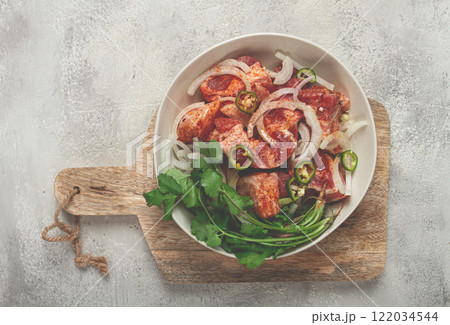 raw meat marinated with spices and onions, for barbecue, sliced meat, pork neck, in a bowl, homemade, no people, raw meat marinated with spices and onions, for barbecue, sliced meat, pork neck, in a bowl, homemade, no people, 122034544