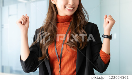 ガッツポーズをする笑顔の女性・ビジネスウーマン 122034561