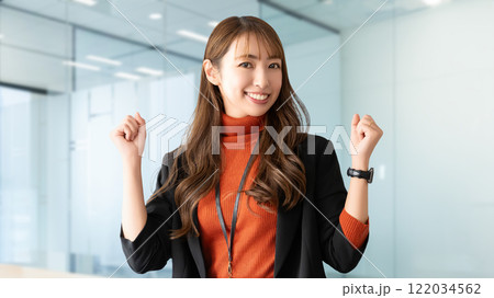 ガッツポーズをする笑顔の女性・ビジネスウーマン 122034562