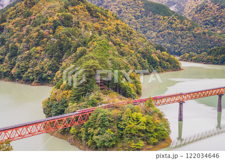 川根本町の秋の奥大井湖上駅の奥大井レインボーブリッジの風景(静岡県) 122034646