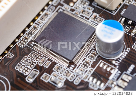 コンピューターマザーボードの高解像度クローズアップ写真 122034828