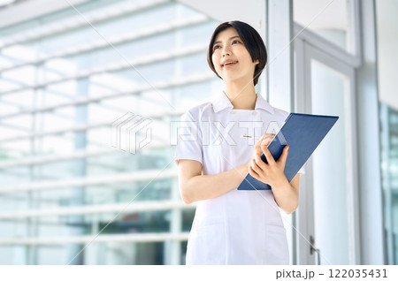 病院で働く笑顔の白衣の医療従事者 病院で働く笑顔の白衣の医療従事者 122035431