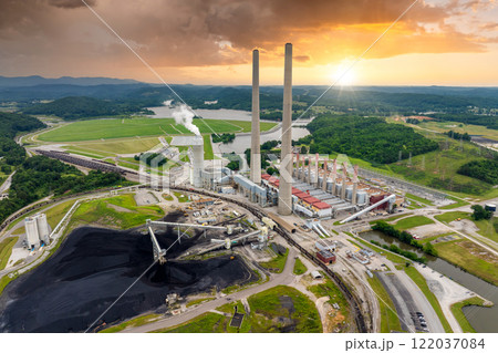Electric energy production from fossil fuel. Kingston power station in Roane County near Kingston, Tennessee. Major coal-fired power plant producing electricity 122037084