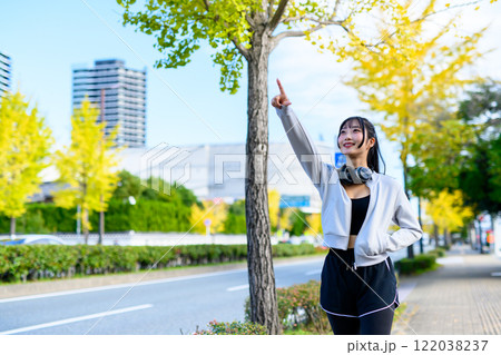 野外の住宅街をウォーキングするかっこいい女性 トレーニング ダイエット 運動 野外の住宅街をウォーキングするかっこいい女性 トレーニング ダイエット 運動 122038237