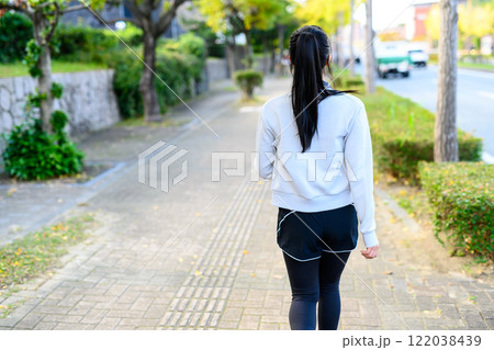 野外の住宅街の歩道をウォーキングするかっこいい女性 トレーニング ダイエット 運動 野外の住宅街の歩道をウォーキングするかっこいい女性 トレーニング ダイエット 運動 122038439