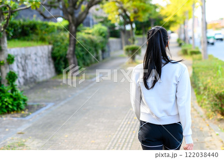 野外の住宅街の歩道をウォーキングするかっこいい女性 トレーニング ダイエット 運動  野外の住宅街の歩道をウォーキングするかっこいい女性 トレーニング ダイエット 運動  122038440