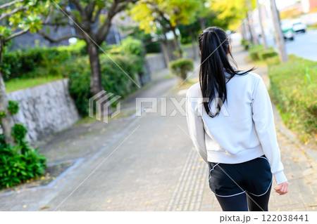 野外の住宅街の歩道をウォーキングするかっこいい女性 トレーニング ダイエット 運動  野外の住宅街の歩道をウォーキングするかっこいい女性 トレーニング ダイエット 運動  122038441