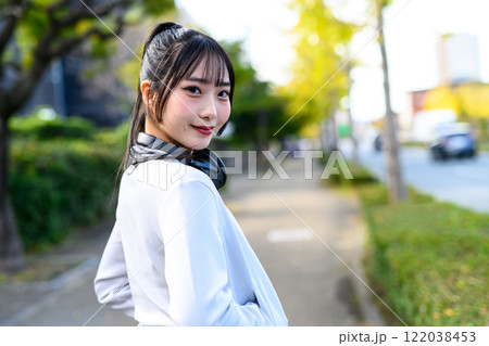 野外の住宅街の歩道をウォーキングするかっこいい女性 トレーニング ダイエット 運動 野外の住宅街の歩道をウォーキングするかっこいい女性 トレーニング ダイエット 運動 122038453
