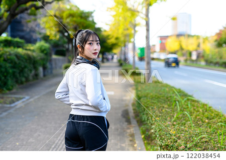 野外の住宅街の歩道をウォーキングするかっこいい女性　トレーニング　ダイエット　運動　 122038454