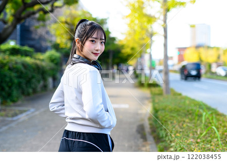 野外の住宅街の歩道をウォーキングするかっこいい女性　トレーニング　ダイエット　運動　 122038455