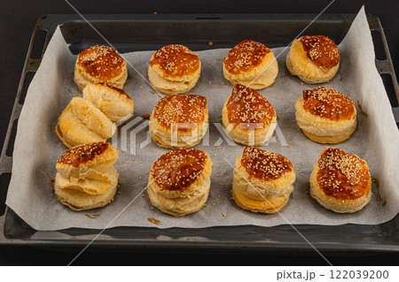 Freshly baked bread rolls topped with sesame seeds and golden crust Freshly baked bread rolls topped with sesame seeds and golden crust 122039200