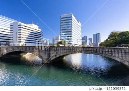 東京・汐留　築地川に掛かる大手門橋 122039351