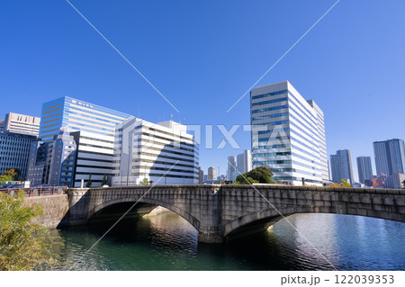東京・汐留 築地川に掛かる大手門橋 東京・汐留 築地川に掛かる大手門橋 122039353