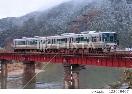 レトロな山陰本線の鉄橋を走る223系電車_2024/12/14撮影 レトロな山陰本線の鉄橋を走る223系電車_2024/12/14撮影 122039407