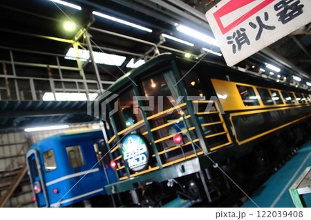 網干総合車両所に並べられたJR西日本12系客車と14系客車サロンカーなにわ_2024/12/15撮 122039408