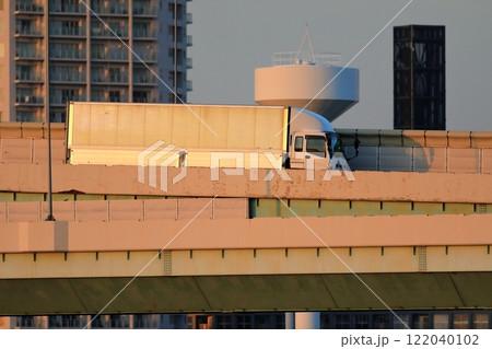 早朝に首都高速道路を走行中の物流トラック 早朝に首都高速道路を走行中の物流トラック 122040102