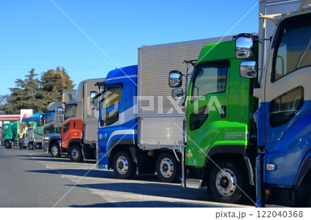 並んだトラック　イメージ 122040368