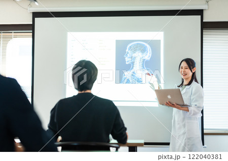研究発表する女性ドクター 研究発表する女性ドクター 122040381