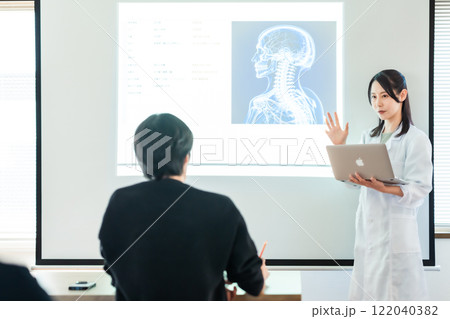 研究発表する女性ドクター 研究発表する女性ドクター 122040382
