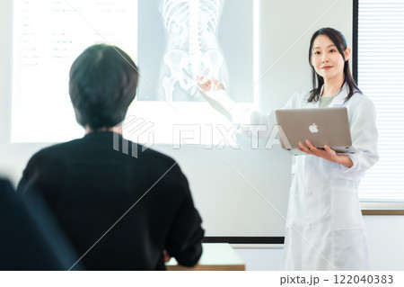 研究発表する女性ドクター 研究発表する女性ドクター 122040383