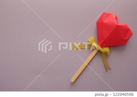 折り紙で作った立体的なハート 122040506