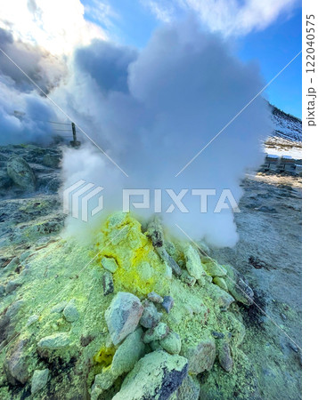 北海道弟子屈町・蒸気を上げる硫黄山 北海道弟子屈町・蒸気を上げる硫黄山 122040575