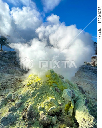 北海道弟子屈町・蒸気を上げる硫黄山 122040584