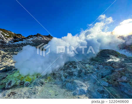 北海道弟子屈町・蒸気を上げる硫黄山 122040600