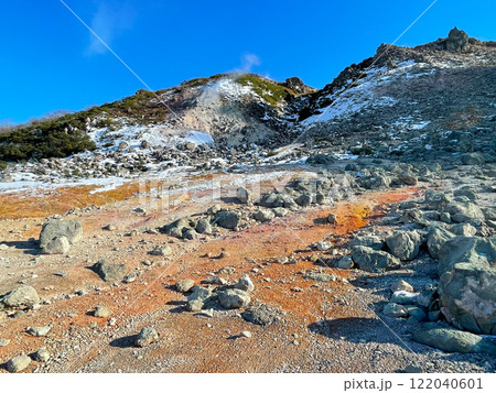 北海道弟子屈町・蒸気を上げる硫黄山 北海道弟子屈町・蒸気を上げる硫黄山 122040601